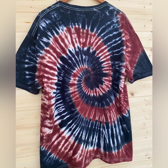 NEW GILDAN Unisex XL SoftStyle T-Shirt Garnet Black Tie Dye Spiral Pattern Retro - Picture 6 of 9